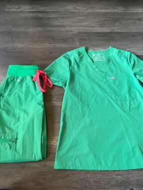 Figs Green Scrub Set with Pink Drawstring